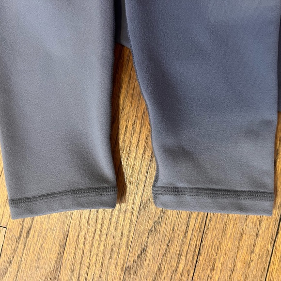 NWOT Fabletics Solid Gray leggings XS with key holder Powerhold - Picture 4 of 5